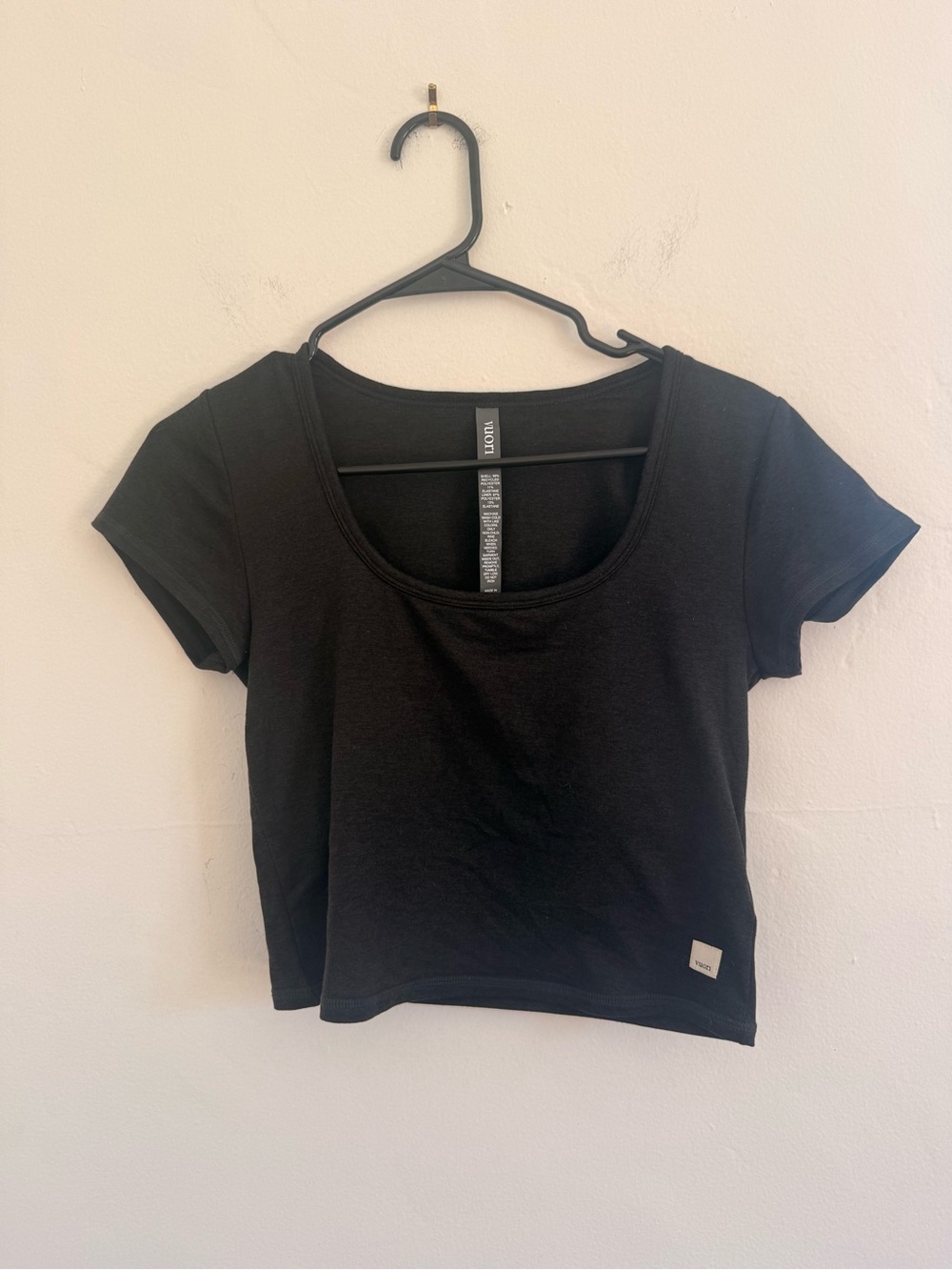 Vuori Black Scoop Neck Crop Top - Picture 2 of 4